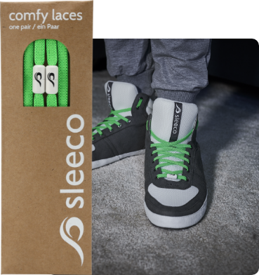 sleeco - The Indoor Sneaker. Der erste Hausschuh im echten Sneaker Look. Sportlich, schick und bequem. Mit elastischen stylisch bunten neongrünen Schnürsenkeln. 