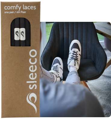 sleeco - The Indoor Sneaker. Der erste Hausschuh im echten Sneaker Look. Sportlich, schick und bequem. Mit elastischen grauen Schnürsenkeln. 