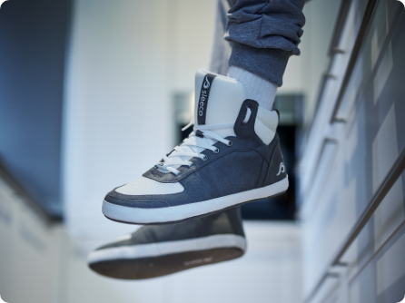 sleeco - The Indoor Sneaker. Der erste Hausschuh im echten Sneaker Look. Sportlich, schick und bequem. Perfekt zum Relaxen oder Arbeiten in der Küche.