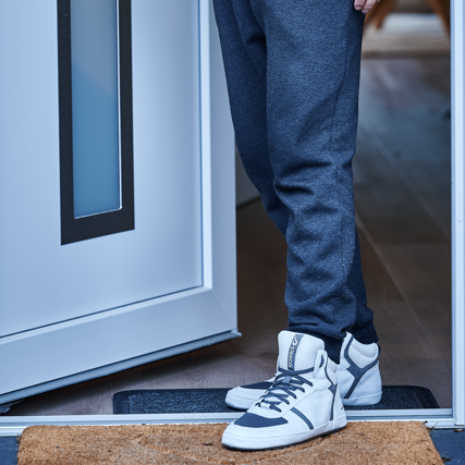 sleeco - The Indoor Sneaker. Der erste Hausschuh im echten Sneaker Look. Sportlich, schick und bequem. Perfekt um auch mal an oder vor die Haustür zu gehen. Zum Post holen, Müll rausbringen oder wenn der Nachbar oder Briefträger/ Postboote klingelt.
