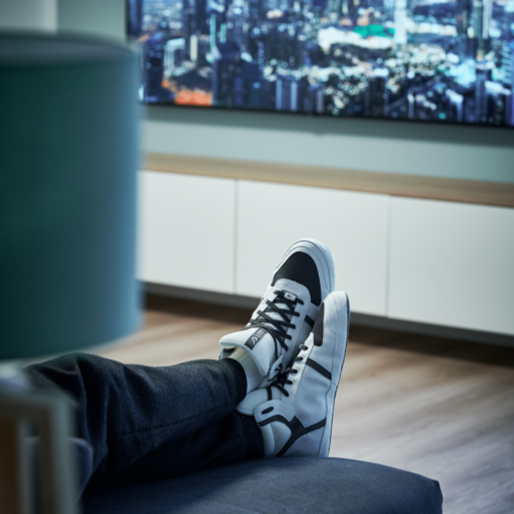 sleeco - The Indoor Sneaker. Der erste Hausschuh im echten Sneaker Look. Sportlich, schick und bequem. Perfekt zum Relaxen oder Fernsehschauen auf der Couch.