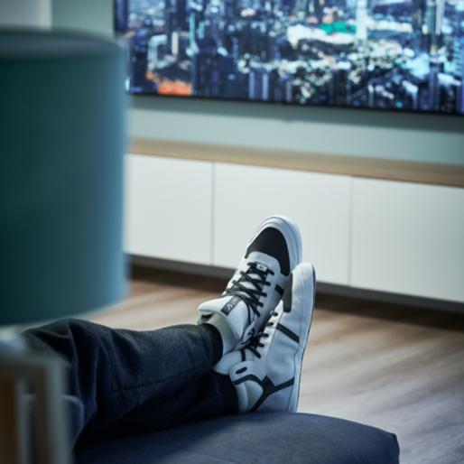 sleeco - The Indoor Sneaker. Der erste Hausschuh im echten Sneaker Look. Sportlich, schick und bequem. Perfekt zum Relaxen oder Fernsehschauen auf der Couch. 