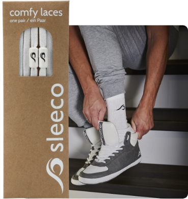 sleeco - The Indoor Sneaker. Der erste Hausschuh im echten Sneaker Look. Sportlich, schick und bequem. Mit elastischen weißen Schnürsenkeln. 
