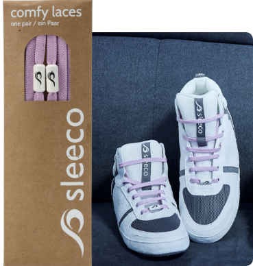 sleeco - The Indoor Sneaker. Der erste Hausschuh im echten Sneaker Look. Sportlich, schick und bequem. Mit elastischen stylisch bunten Schnürsenkeln in der Farbe Flieder.. 