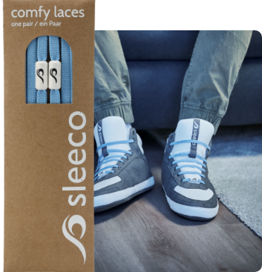 sleeco - The Indoor Sneaker. Der erste Hausschuh im echten Sneaker Look. Sportlich, schick und bequem. Mit elastischen stylisch bunten hellblauen Schnürsenkeln. 
