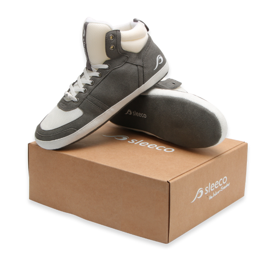 sleeco - The Indoor Sneaker. Sportlich, schick und bequem. Der erste Hausschuh im echten Sneaker Look. Bequemes Fußbett und perfekte Passform.