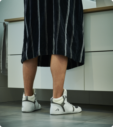 moderne Hausschuhe im Sneaker Design sleeco - The Indoor Sneaker. Der erste Hausschuh im echten Sneaker Look. Sportlich, schick und bequem. Perfekt im Bad, morgens nach dem Aufstehen, auf den Fließen. 
