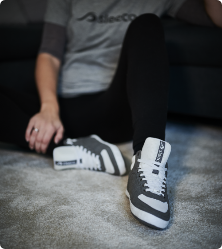 sleeco - The Indoor Sneaker. Coole Hausschuhe im Sneaker Look. Der erste Hausschuh im echten Sneaker Look. Sportlich, schick und bequem. Perfekt zum Relaxen im Wohnzimmer auf dem Teppich.